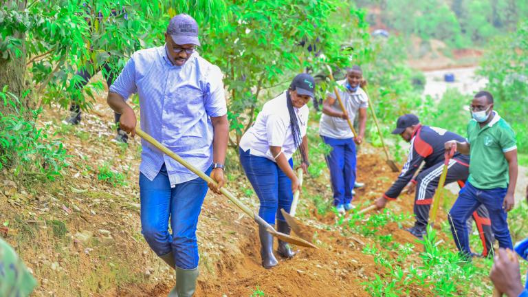El alcalde de la ciudad de Kigali, Pudence Rubingisa, participa en una plantación comunitaria de árboles. Ciudad de Kigali / Flickr.